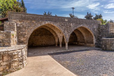 İsrail 'in kuzeyinde Lübnan sınırı yakınlarındaki Bar Madam Ulusal Parkı' ndaki Antik Sinagog harabelerinin yakınındaki birkaç kemerli bir binanın kalıntıları..