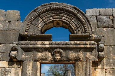 Lübnan sınırına yakın, İsrail 'in kuzeyindeki Bar Madam Sinagogu' nun kapılarının ayrıntıları..