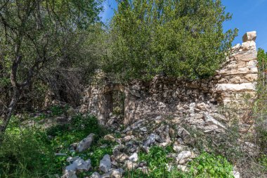 Kuzey İsrail 'de Lübnan sınırı yakınlarındaki Bar Madam Ulusal Parkı' nda rastgele antik kalıntılar..