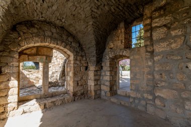 Kafr Birim Maronite Kilisesi 'nin ilginç kemer ve kapılarıyla yan odada İsrail' in kuzeyinde Lübnan sınırı yakınlarındaki Bar Madam Ulusal Parkı 'nda..