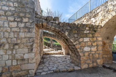 Kafr Birim Maronite Kilisesi 'nin yanında, kuzey İsrail' de Lübnan sınırı yakınlarındaki Bar Madam Ulusal Parkı 'nda çifte kemer var..