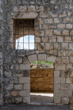 Kafr Birim Maronite Kilisesi 'nin ilginç kemer ve kapılarıyla yan odada İsrail' in kuzeyinde Lübnan sınırı yakınlarındaki Bar Madam Ulusal Parkı 'nda..