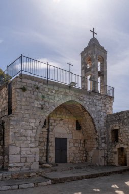 Kafr Birim Maronite Kilisesi 'nin çan kulesinin ön cephesi Kuzey İsrail' de Lübnan sınırı yakınlarındaki Bar Madam Ulusal Parkı 'nda..