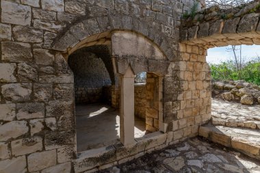 Kafr Birim Maronite Kilisesi 'nin ilginç kemer ve kapılarıyla yan odada İsrail' in kuzeyinde Lübnan sınırı yakınlarındaki Bar Madam Ulusal Parkı 'nda..