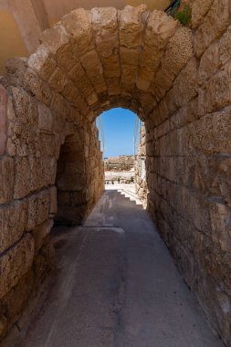 Caesarea, İsrail 'deki Caesarea Ulusal Parkı' ndaki Roma Amfitiyatrosuna giriş..