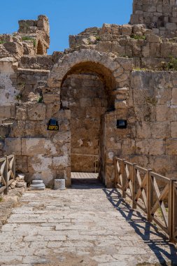 Caesarea, İsrail 'deki Caesarea Ulusal Parkı' ndaki Roma Amfitiyatrosuna giriş..