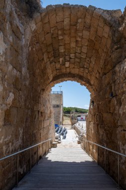 Caesarea, İsrail 'deki Caesarea Ulusal Parkı' ndaki Roma Amfitiyatrosuna giriş..