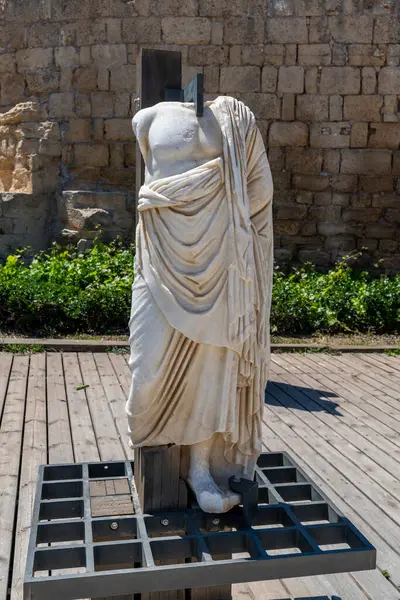 Caesarea Ulusal Parkı 'ndaki mermer Roma heykelleri.