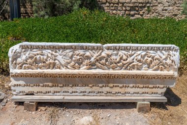 Caesarea, İsrail 'deki Caesarea Ulusal Parkı' nda mimari özellikler sergileniyor.