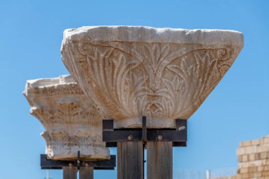 Caesarea, İsrail 'deki Caesarea Ulusal Parkı' nda mimari özellikler sergileniyor.