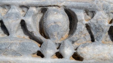 Caesarea, İsrail 'deki Caesarea Milli Parkı' na yakın mimari özellikler serpiştirilmiş..