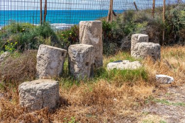 Caesarea, İsrail 'deki Caesarea Milli Parkı' na yayılmış mimari özellikler.