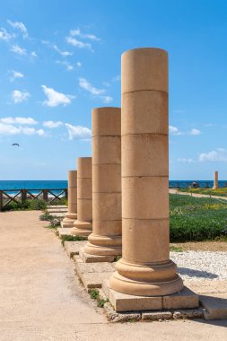 Caesarea, İsrail 'deki Akdeniz kıyısındaki antik Sezeryan harabelerinde sütunlar.