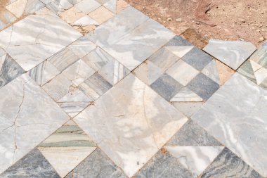 Caesarea, İsrail 'deki Caesarea Ulusal Parkı' nda antik mermer döşeme döşemesi.