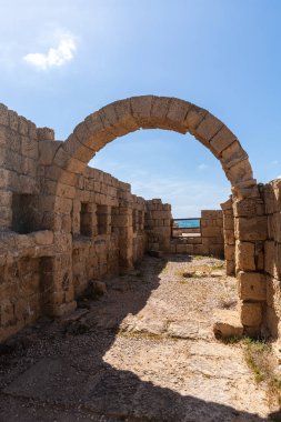 Caesarea, İsrail 'deki Akdeniz kıyısındaki Antik Caesarea kalıntılarında ilginç kemerler..