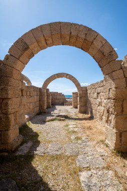 Caesarea, İsrail 'deki Akdeniz kıyısındaki Antik Caesarea kalıntılarında ilginç kemerler..