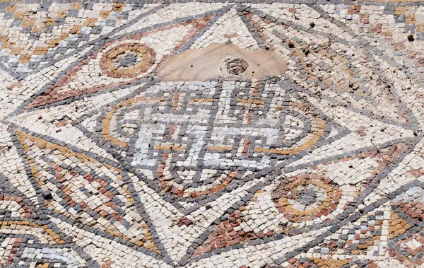 Caesarea, İsrail 'in en güzel mozaik zeminlerinden birinin karmaşık tasarımını kapat..