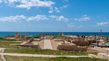 Caesarea, İsrail 15 Nisan 2025 Caesarea Ulusal Parkı 'ndaki Güney Sarayı Panoramik Manzarası.
