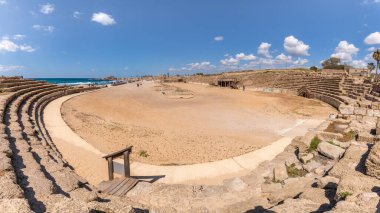 Caesarea, İsrail 15 Nisan 2025 'te Caesarea, İsrail' deki Caesarea Ulusal Parkı 'nda turistlerle birlikte Hipodrom' un panoramik genel değerlendirmesi yapıldı. Orada at ve at arabası yarışları düzenlendi..