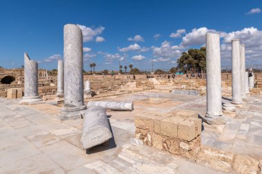 Caesarea, İsrail 15 Nisan 2025 Caesarea, İsrail 'deki Caesarea Ulusal Parkı' ndaki hamam harabeleri.