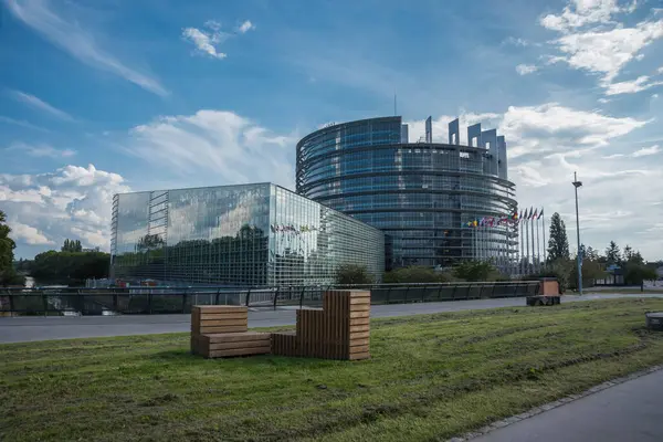 Avrupa Parlamentosu, Strasbourg, Fransa, modern bina, camdan ve betondan yapılmış ilginç mimari