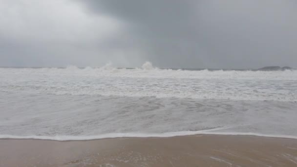 ビーチ 波と足跡 4K高精細映像 高さ6メートルの波 スローモーション 波が高さ6メートルを超えるビーチや荒波の端で穏やかな波 きれいなビーチと澄んだ水 高精細 4Kでのビデオ スローモーション2 — ストック動画