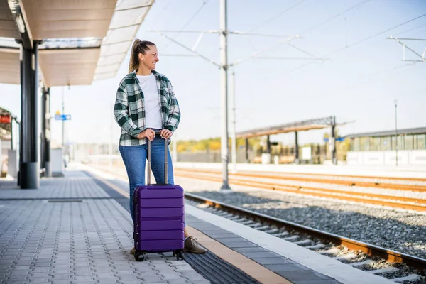 Happy Woman Suitcase Standing Train Station — Stock Photo, Image