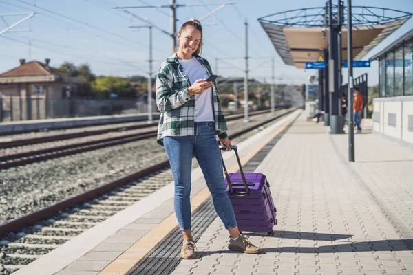 Szczęśliwa Kobieta Korzystająca Telefonu Komórkowego Stacji Kolejowej — Zdjęcie stockowe