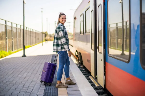 Donna Felice Con Valigia Che Entra Nel Treno Stazione — Foto Stock