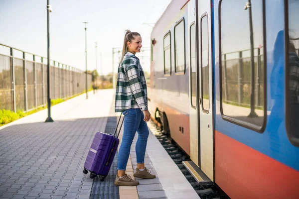 Glückliche Frau Mit Koffer Steigt Auf Bahnhof Zug Ein — Stockfoto