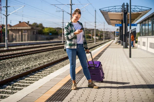 Donna Felice Utilizzando Telefono Cellulare Una Stazione Ferroviaria — Foto Stock