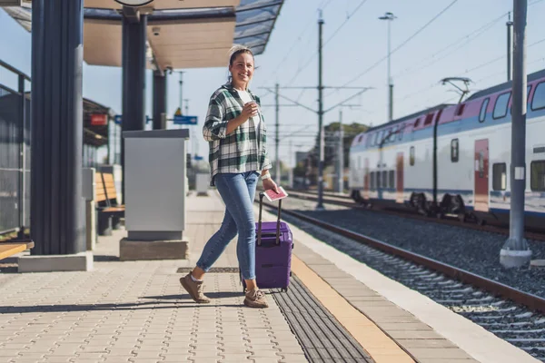 拿着手提箱和车票在火车站喝咖啡的女人 — 图库照片