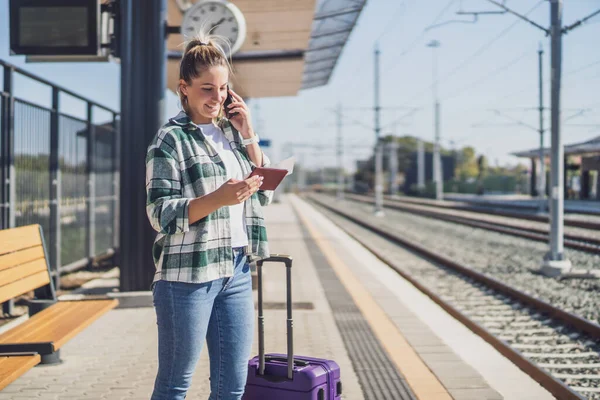 Mulher Feliz Usando Telefone Celular Segurando Bilhete Uma Estação Trem — Fotografia de Stock