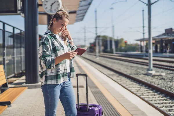 Zdezorientowana Kobieta Patrzy Bilet Stojąc Dworcu Kolejowym — Zdjęcie stockowe
