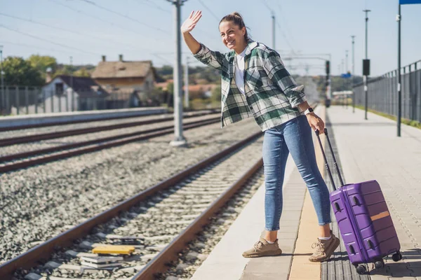 Mulher Feliz Com Mala Acenando Uma Estação Trem — Fotografia de Stock