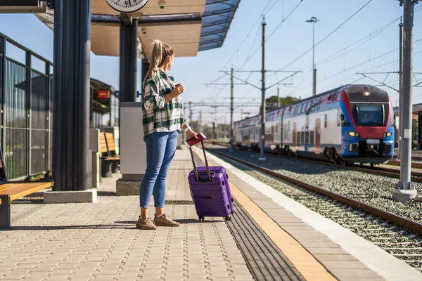 Frau Mit Koffer Und Fahrkarte Steht Auf Einem Bahnhof Und — Stockfoto