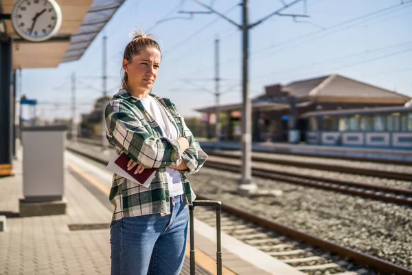 Wściekła Kobieta Stojąca Stacji Kolejowej — Zdjęcie stockowe