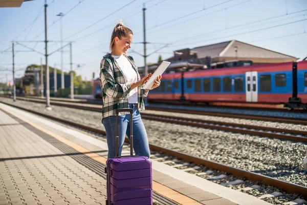 Mujer Feliz Usando Tableta Digital Una Estación Tren — Foto de Stock