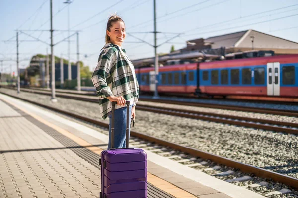 Mujer Feliz Con Maleta Teléfono Móvil Pie Una Estación Tren —  Fotos de Stock
