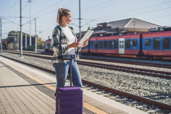 Mulher Feliz Usando Tablet Digital Uma Estação Trem — Fotografia de Stock