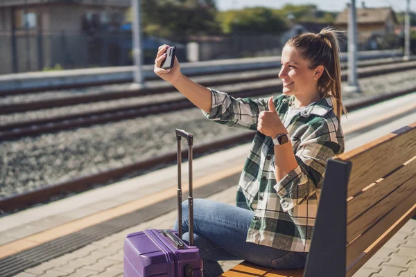 Ευτυχισμένη Γυναίκα Δείχνει Τον Αντίχειρα Μέχρι Λήψη Selfie Κινητό Τηλέφωνο — Φωτογραφία Αρχείου