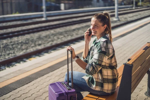 Счастливая Женщина Пользуется Мобильным Телефоном Сидя Скамейке Вокзале — стоковое фото