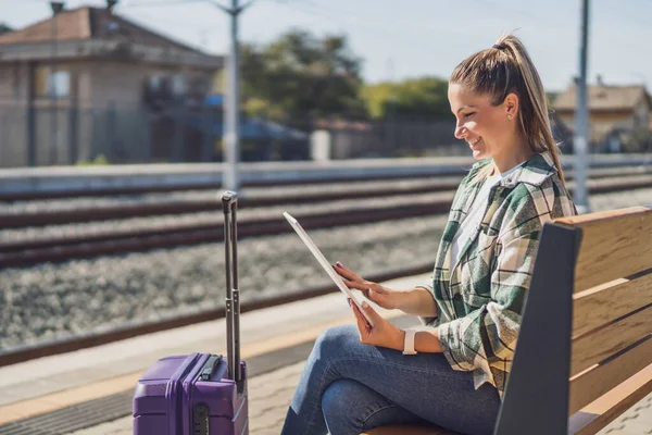 Mulher Feliz Usando Tablet Digital Enquanto Espera Por Seu Trem — Fotografia de Stock