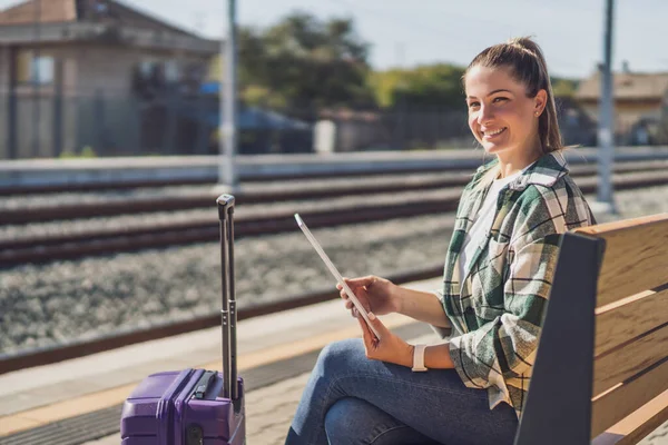 Mujer Feliz Usando Tableta Digital Mientras Espera Tren Una Estación — Foto de Stock