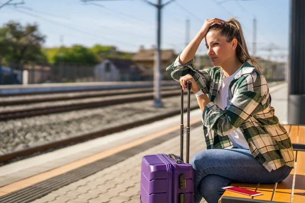Mulher Preocupada Sentada Banco Estação Trem — Fotografia de Stock