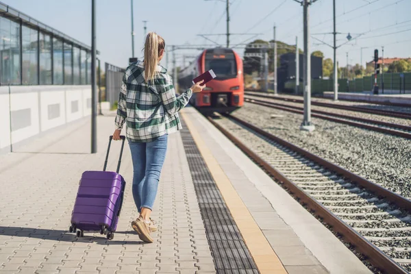 Mulher Com Mala Segurando Bilhete Esperando Para Entrar Trem Estação — Fotografia de Stock