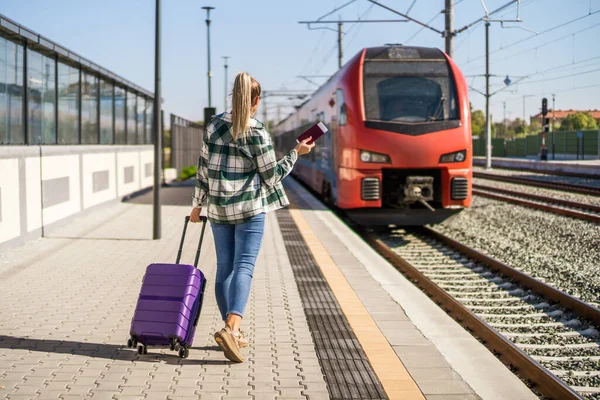 Frau Mit Koffer Hält Fahrkarte Der Hand Und Wartet Bahnhof — Stockfoto