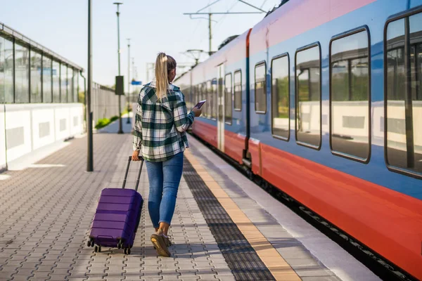 Frau Mit Koffer Hält Fahrkarte Der Hand Und Wartet Bahnhof — Stockfoto