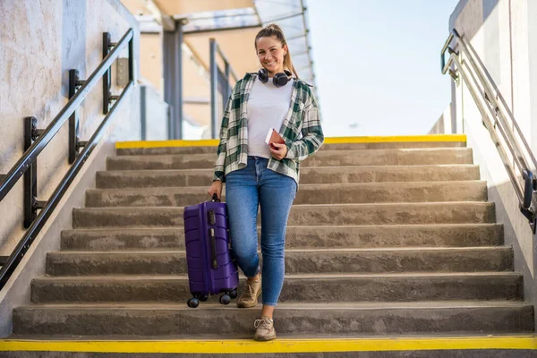 Счастливая Женщина Чемоданом Билетом Спускается Лестнице Вокзале — стоковое фото