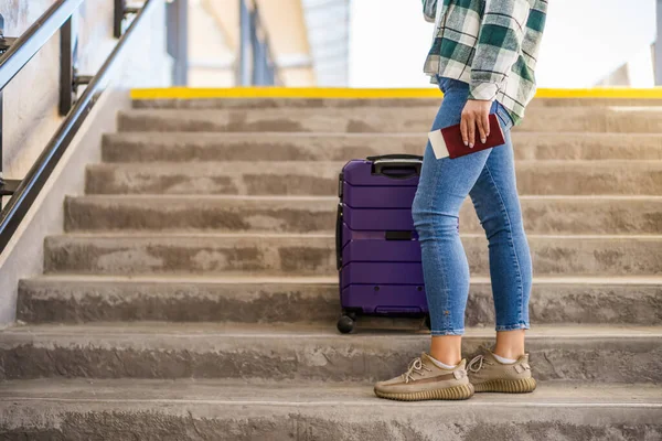 駅の階段にスーツケースと乗車券を持った女性の足のイメージ — ストック写真